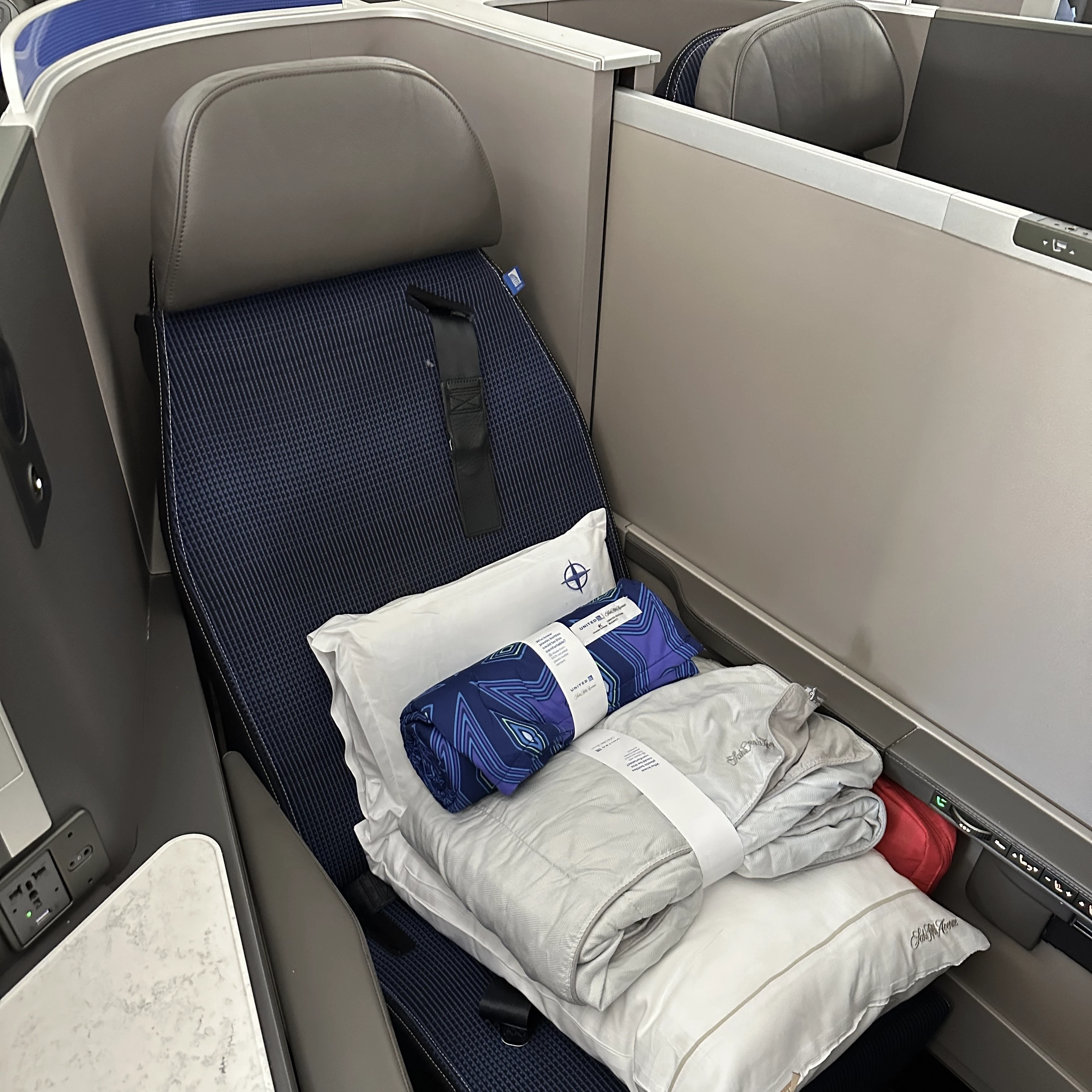 United Boeing 787 Business Class middle seat equipped with a privacy divider for enhanced comfort.