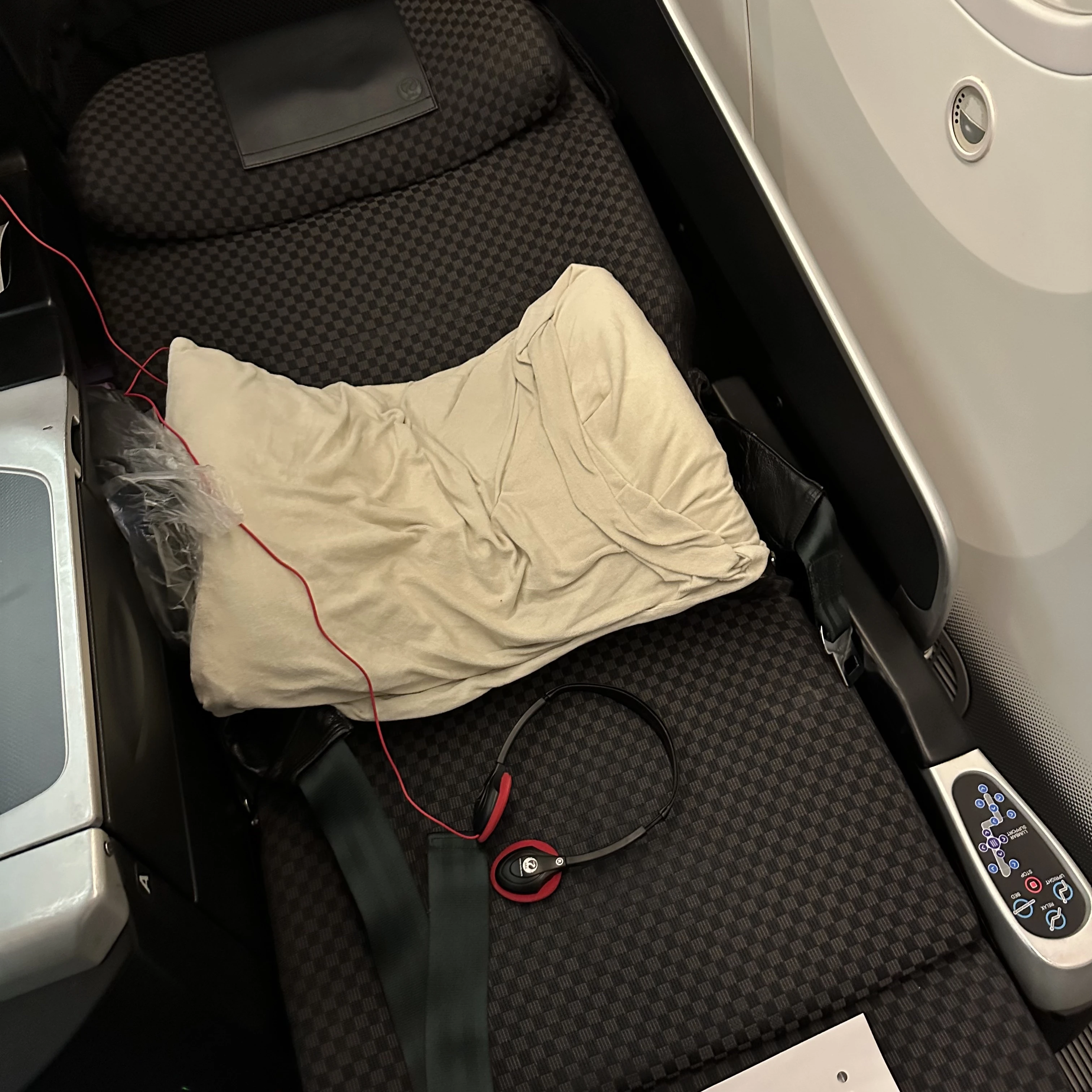 Japan Airlines Boeing 787-8 business class has lie-flat beds.