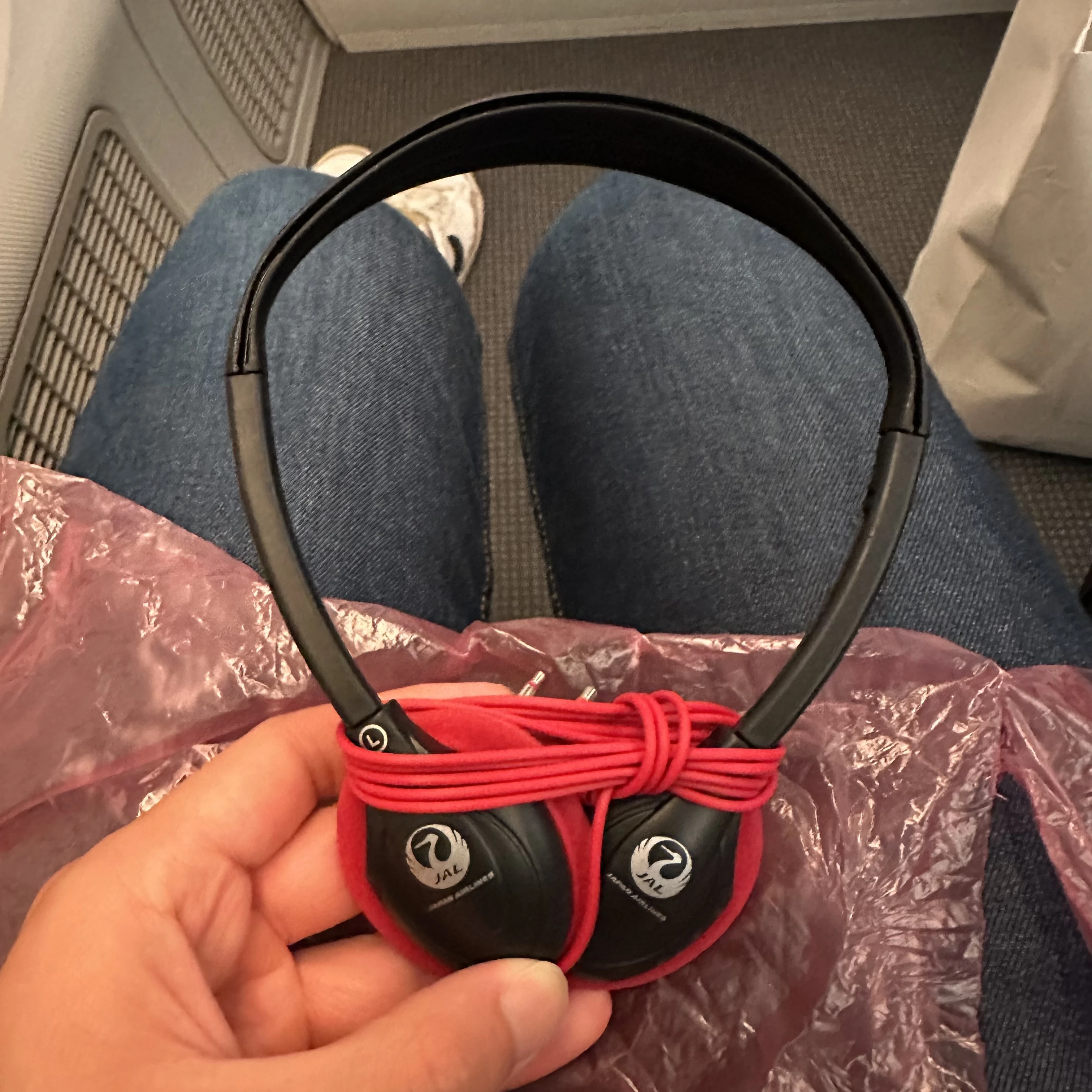 Japan Airlines Boeing 787-8 business class has low quality headphones.